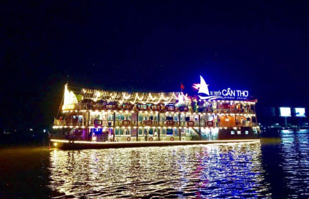 Ninh Kieu Wharfs cruise